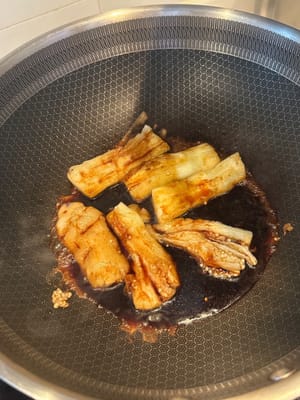 倒入酱汁，调至中火，让酱汁收浓。