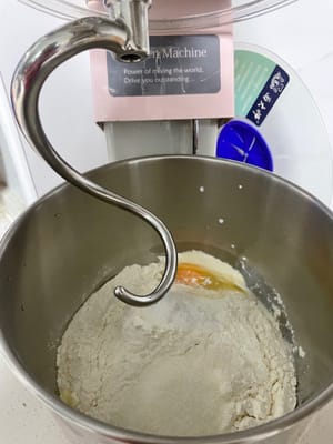 First, knead the dough until it reaches 80% membrane consistency: it should be able to stretch into a thin film with slightly jagged edges, but it doesn't need to be perfect.