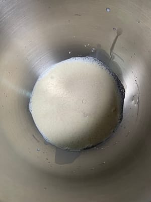 Throw all ingredients except the butter into the mixing bowl at once~
(If you're like me and want to make other flavors of bread, don't add the black sesame powder yet, add it later; if you're only making this one type, just add the black sesame powder now.)