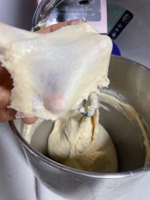 First, knead the dough until it reaches 80% membrane consistency: it should be able to stretch into a thin film with slightly jagged edges, but it doesn't need to be perfect.