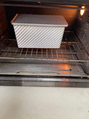 For a loaf pan with a lid: Bake at 200°C (390°F) with both top and bottom heat for 30 minutes. The result will be perfectly square and beautiful.

For a loaf pan without a lid: To prevent burning, adjust the top heat to 110°C and the bottom heat to 230°C (440°F), and bake for the same amount of time. Remember to adjust the temperature slightly according to your oven's characteristics to avoid burning!