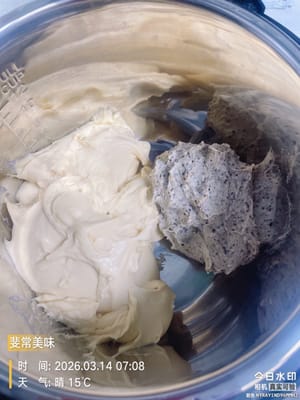 Take out the kneaded dough and place it in a humid environment at around 35°C (such as placing a bowl of hot water in the oven) to ferment until it doubles in size. It's ready when you poke a hole with your finger and it doesn't shrink back or collapse.