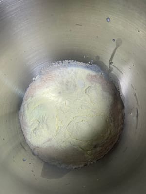 Throw all ingredients except the butter into the mixing bowl at once~
(If you're like me and want to make other flavors of bread, don't add the black sesame powder yet, add it later; if you're only making this one type, just add the black sesame powder now.)