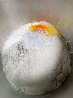 Throw all ingredients except the butter into the mixing bowl at once~
(If you're like me and want to make other flavors of bread, don't add the black sesame powder yet, add it later; if you're only making this one type, just add the black sesame powder now.)