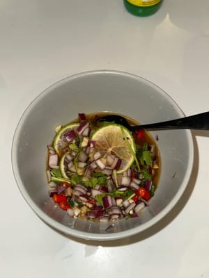 首先将所有调味品和配料混合在一起（鲑鱼除外）