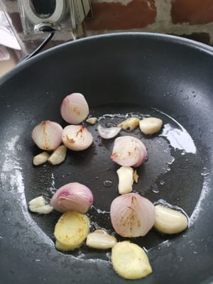 puis faire revenir les épices jusqu'à ce qu'elles soient parfumées et sentent bon