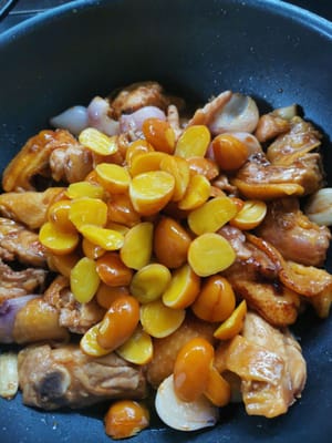 aggiungere poi le castagne cinesi precedentemente lessate e mescolare.
