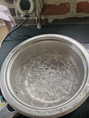 ensuite préparer une casserole, verser de l'eau, attendre que l'eau bout