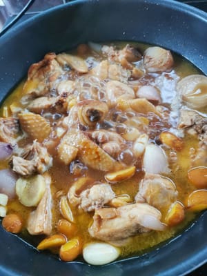 aggiungere quindi 300 ml di acqua (150 ml di acqua e 150 ml di brodo di pollo liquido) e aggiungere 1 cucchiaio di salsa di ostriche.