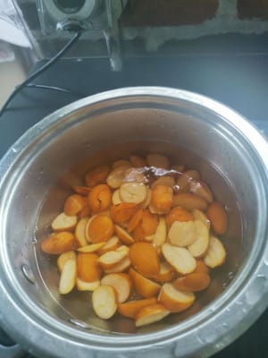 puis mettez les châtaignes chinoises que vous aurez épluchées précédemment