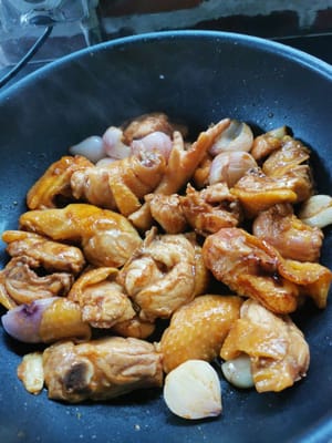 puis faire revenir le poulet jusqu'à ce qu'il soit doré