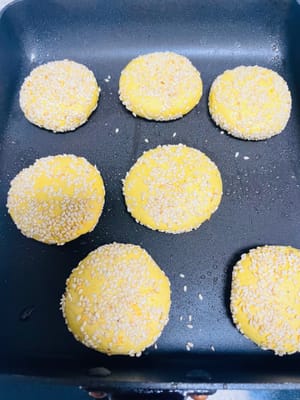 Brush a pan with a thin layer of oil, heat over low heat, put in the pumpkin cake, fry until the bottom is golden brown, turn over, and keep the heat low (about 3 - 5 minutes/side), until the cake is puffed up and crispy on both sides.
Tips: Turn over frequently during frying to avoid burning.