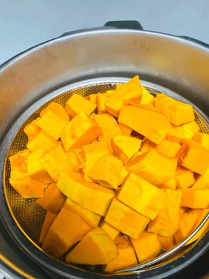 Peel and cut old pumpkin (less water and higher sweetness) into pieces in advance, steam it and press it into fine pumpkin puree, take 250 grams and set aside.
