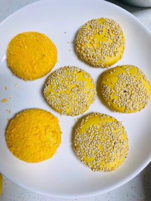 Oleskan sedikit air pada permukaan pancake dan taburi dengan biji wijen putih atau remah roti untuk menambah rasa dan tampilan.