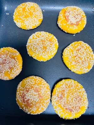 Olesi wajan dengan minyak tipis-tipis, panaskan dengan api kecil, masukkan kue labu, goreng hingga bagian bawah berwarna cokelat keemasan, balikkan, dan jaga agar api tetap kecil (sekitar 3 - 5 menit/sisi), hingga kue mengembang dan renyah di kedua sisi.
Tips: Balik kue secara berkala selama menggoreng agar tidak gosong.