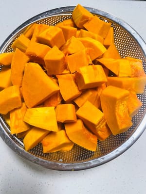 Peel and cut old pumpkin (less water and higher sweetness) into pieces in advance, steam it and press it into fine pumpkin puree, take 250 grams and set aside.