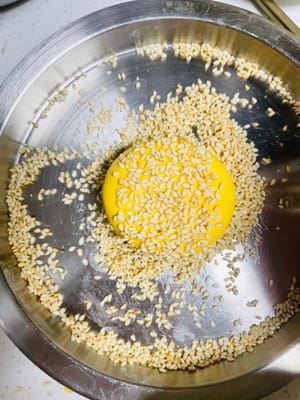 Brush a little water on the surface of the pancake and sprinkle with white sesame seeds or bread crumbs to increase the taste and appearance.