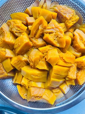 Kupas dan potong labu kuning yang sudah tua (kadar airnya lebih sedikit, rasa manisnya lebih tinggi) terlebih dahulu, kukus lalu haluskan dengan blender hingga menjadi bubur labu kuning, ambil 250 gram, sisihkan.