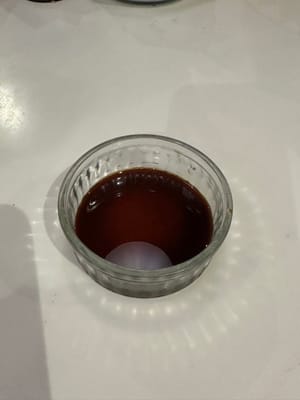 将20毫升水加入酱汁中，搅拌均匀