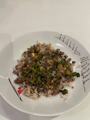 将酱汁淋在牛肉饭上