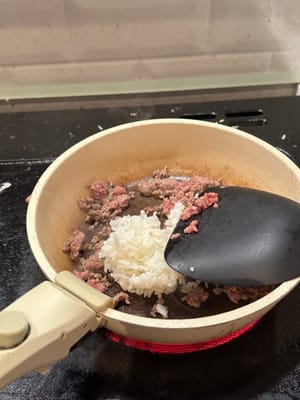加入隔夜米饭，确保它们充分混合