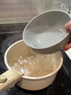 加入1杯冷水，将鸡蛋放入煮