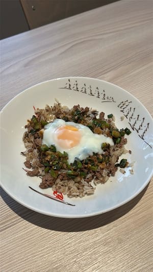 鸡蛋煮熟后，用冷水冲洗，然后打入米饭碗中。尽情享用吧！