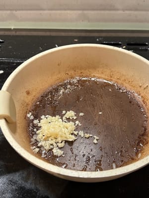 在同一个锅里，将蒜末煎至棕色