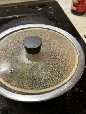 将酱汁倒入锅中，用小火慢煮 5 分钟