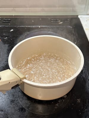 首先加热 2 杯水，煮沸后，关火