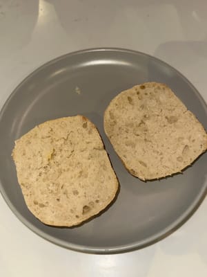 在吐司上塗抹足量的香蒜醬