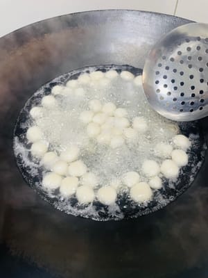 Nachdem das Wasser im Topf kocht, die Fleischbällchen hineingeben und kochen, bis sie aufsteigen, dann herausnehmen und zum Abkühlen in kaltes Wasser legen.