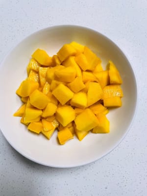 Die Mango würfeln und beiseite stellen.