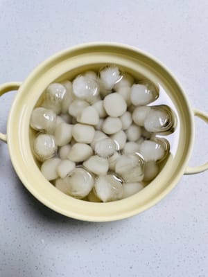 Nachdem die Fleischbällchen abgekühlt sind, gießen Sie sie in Eiswasser (das ist der Schlüssel, um sie bissfest zu machen).