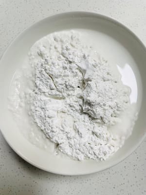 Ajoutez 80 grammes d'eau à 100 grammes de farine de riz gluant et pétrissez uniformément.