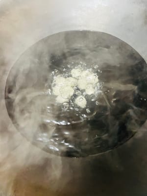 Une fois l'eau de la casserole bouillie, ajoutez les boulettes de viande et faites-les cuire jusqu'à ce qu'elles flottent, puis retirez-les et mettez-les dans de l'eau froide pour les refroidir.