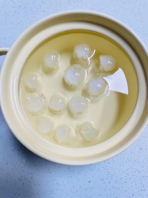 Bereiten Sie etwas Eiswasser für die spätere Verwendung vor (kühlen Sie die gekochten Frikadellen vor der Verwendung in kaltem Wasser ab).