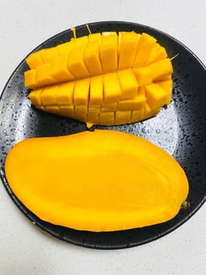 Couper la mangue en dés et réserver.