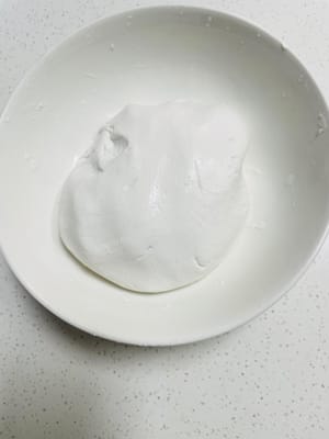 100 Gramm Klebreismehl mit 80 Gramm Wasser vermengen und gleichmäßig verkneten.