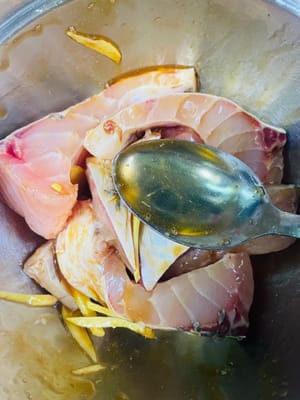 aggiungere 1 cucchiaio di salsa di soia, 1 cucchiaio di vino da cucina, 1 cucchiaio di salsa di ostriche, 1 cucchiaino di pepe bianco, 1 cucchiaino di sale e zenzero grattugiato, mescolare bene e lasciare marinare per più di 1 ora.