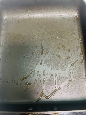 Qualsiasi padella, wok o padella antiaderente andrà bene. Se è una padella antiaderente, non surriscaldarla. Se è un wok normale, riscaldalo finché non inizia a fumare. Spruzzare l'olio nella padella, non troppo, quanto basta per lubrificarla. La quantità di olio è di circa 2 cucchiai.
