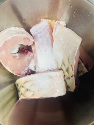 ‌处理鱼腩‌：选择草鱼、鲈鱼等鱼的腹部肥厚部位，去除黑膜，切成两指宽的块状‌，初步清洗。如淡水鱼，放2汤匙盐搓揉鱼或鱼腩几分钟去除鱼表沾液，再冲洗干净，可去腥。