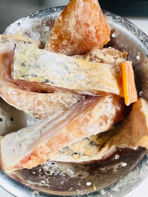 Dopo aver assorbito l'umidità in superficie del pesce con carta assorbente (l'umidità è la causa dell'attaccamento del pesce alla padella), applicare uniformemente un sottile strato di amido di mais su entrambi i lati. Dopo l'applicazione, lasciare riposare per 1-2 minuti per consentire all'amido di mais di reidratarsi ed evitare che si stacchi durante la frittura.