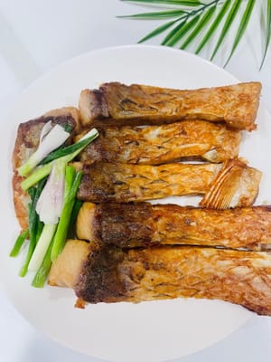 Il modo per capire se il pesce è cotto è infilare le bacchette nella parte più spessa del pesce. Se penetrano senza problemi, significa che è cotto e potete servirlo su un piatto.