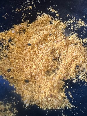 锅热，放半茶匙油，倒入蒜粒，姜粒翻炒爆香，倒入避风塘炒料。小火炒1分钟。倒入蟹。快速翻炒一分钟多，倒入辣椒，翻炒两三下，炒出避风塘香味，关火。
