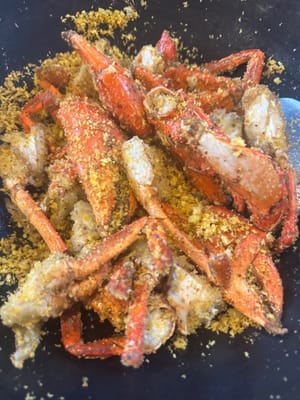 Heat the pan, add half a teaspoon of oil, add the garlic and ginger, stir-fry until fragrant, add the typhoon shelter ingredients. Stir-fry over low heat for 1 minute. Add the crab. Stir-fry quickly for more than a minute, add the chili, stir-fry two or three times, and turn off the heat until the typhoon shelter aroma comes out.