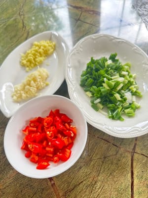 Chop the ingredients. Ginger, onion, garlic, red pepper