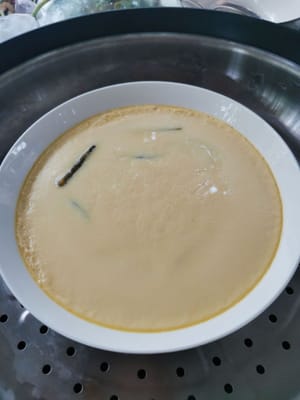 Une fois cuit, versez dessus l'huile chaude et la sauce soja, puis parsemez d'oignons nouveaux émincés.
