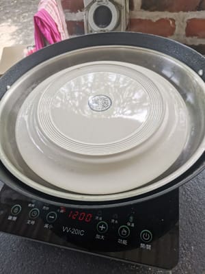 puis mettez les œufs et couvrez avec une assiette, pour que l'eau ne coule pas