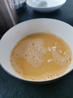 Cassez les œufs, ajoutez le bouillon de poulet, puis remuez jusqu'à ce que le mélange soit homogène.